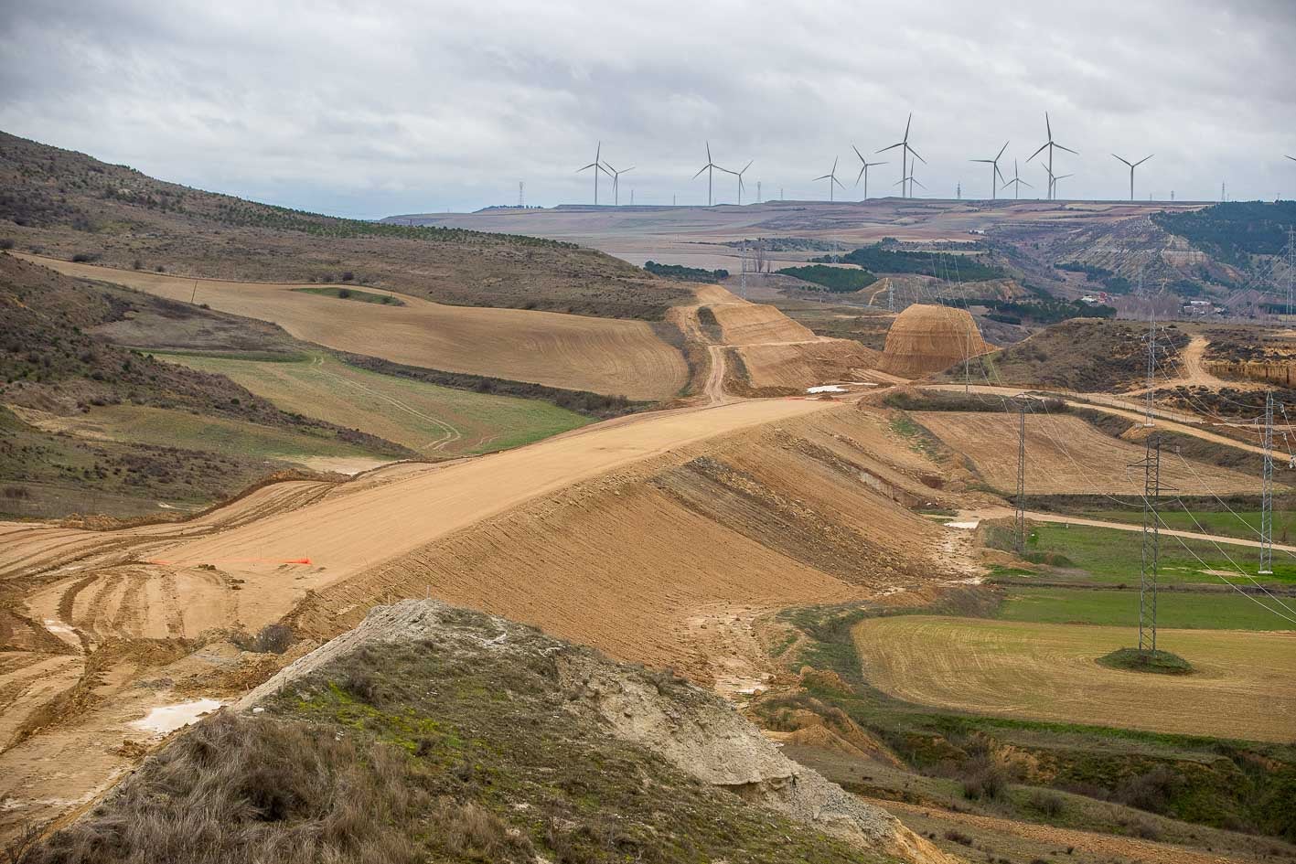 Imagen de la plataforma sobre la que circulará el AVE, desde el castillo de Monzón de Campos.