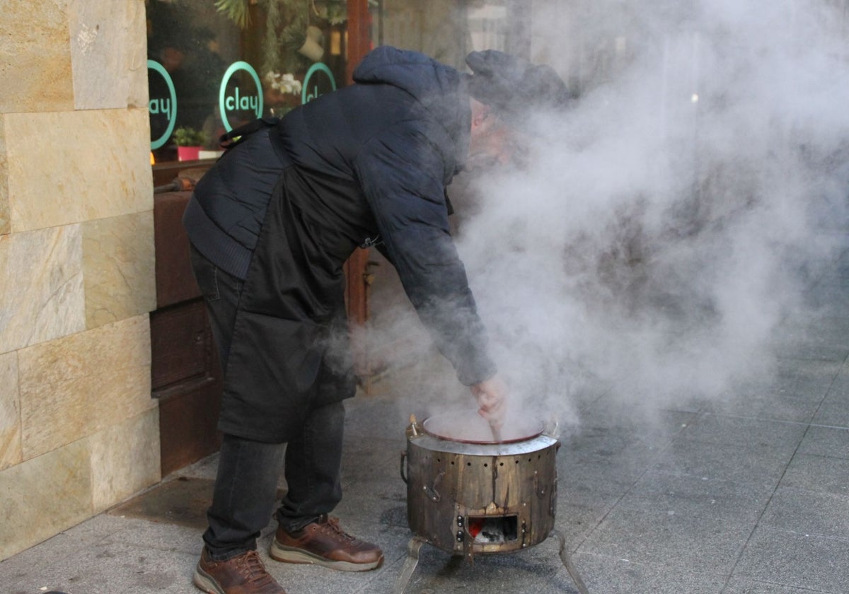 Uno de los participantes prepara el cocido en las frías calles de Reinosa.