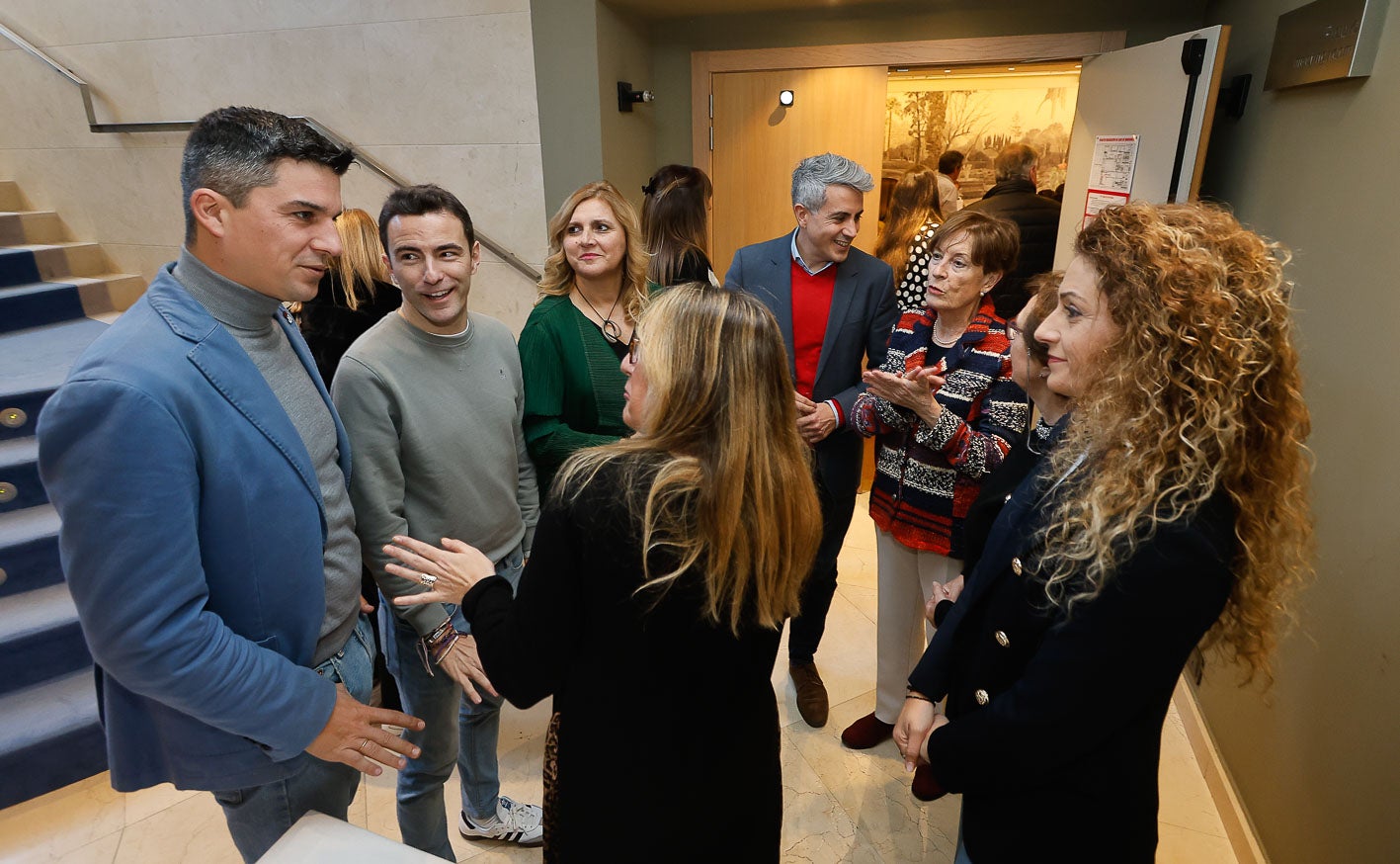 Un momento distendido entre casaristas y zuloaguistas antes de la comida.