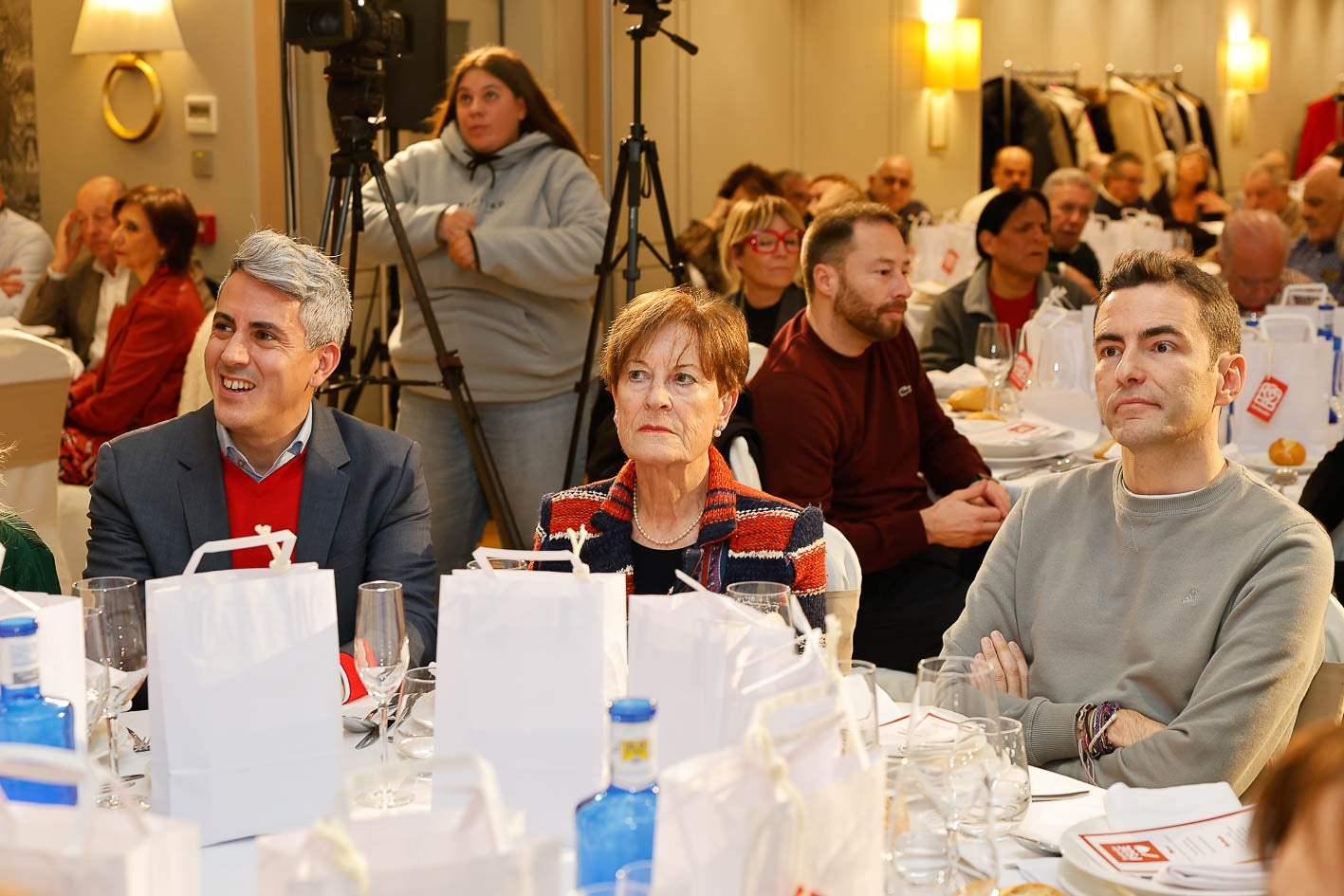 La presidenta del partido en la capital, Avelina Saldaña, entre Zuloaga y Casares.