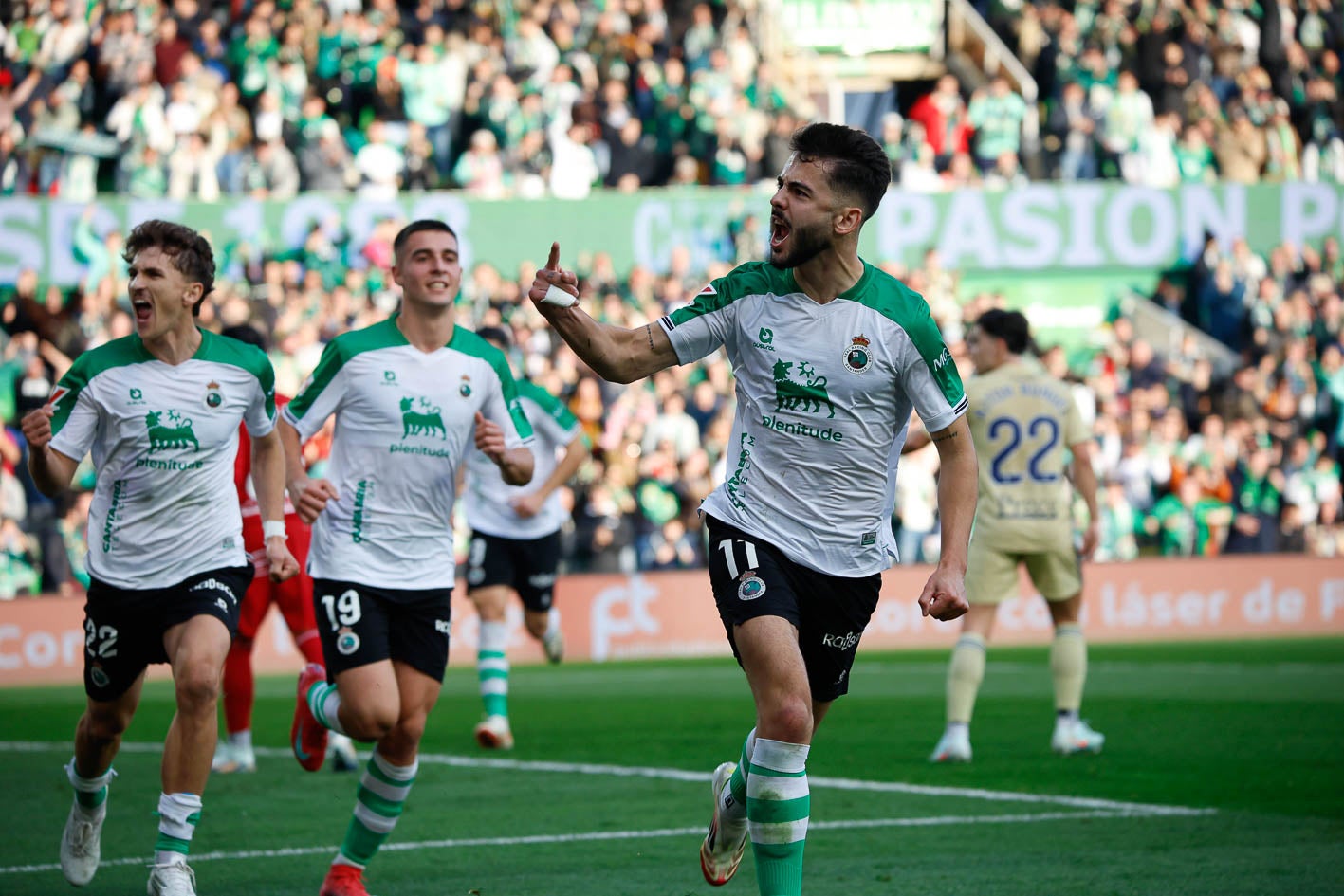 Andrés Martín celebra su tanto de penalti, el que abrió le marcador. 