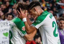 Pablo Rodríguez celebra con Montero uno de sus goles.