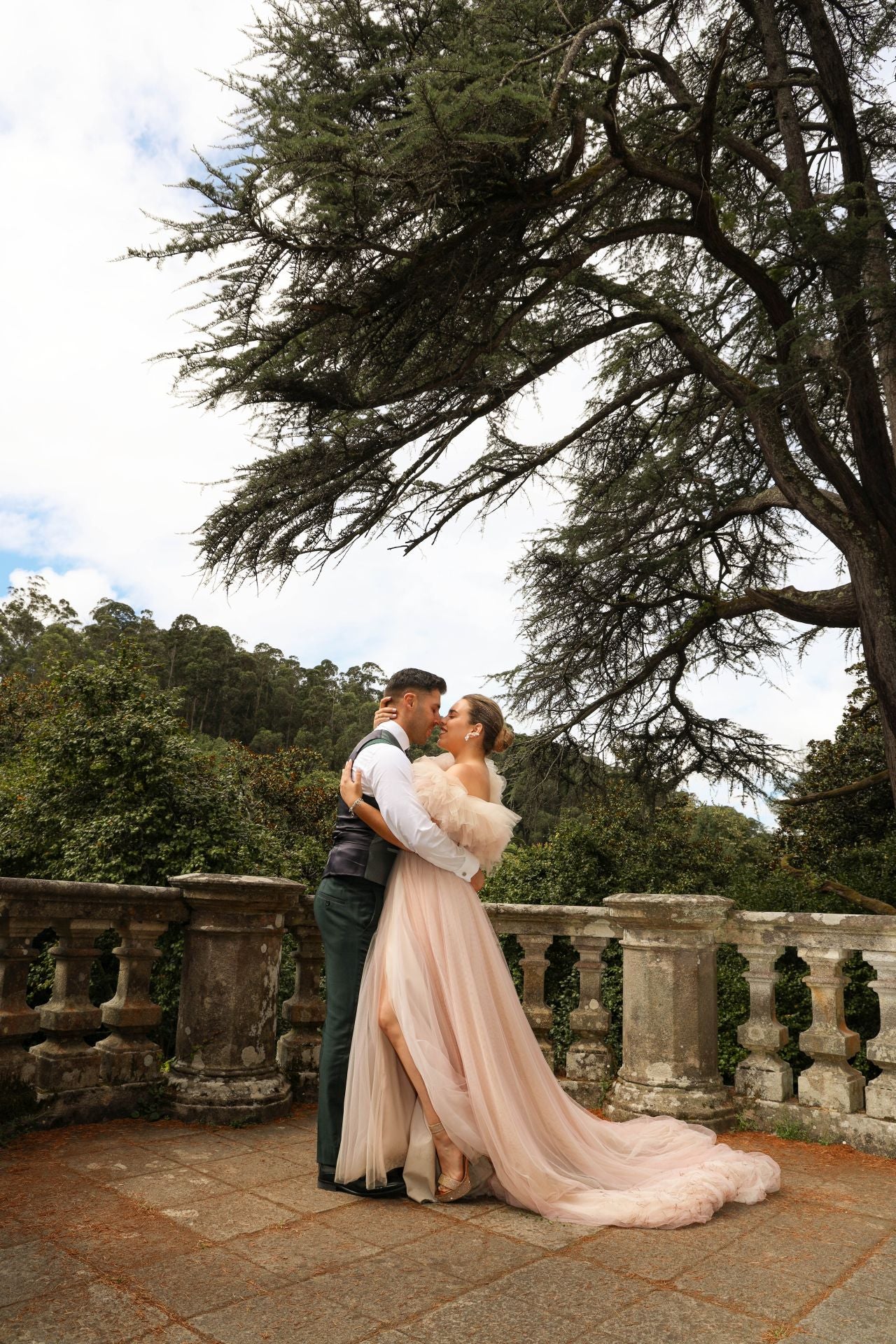 Sonia Solar y Gonzalo Sierra se casaron el 18 de mayo en el Palacio de los Acevedo (Hoznayo). La novia lució un vestido rosa de Nicole Milano.