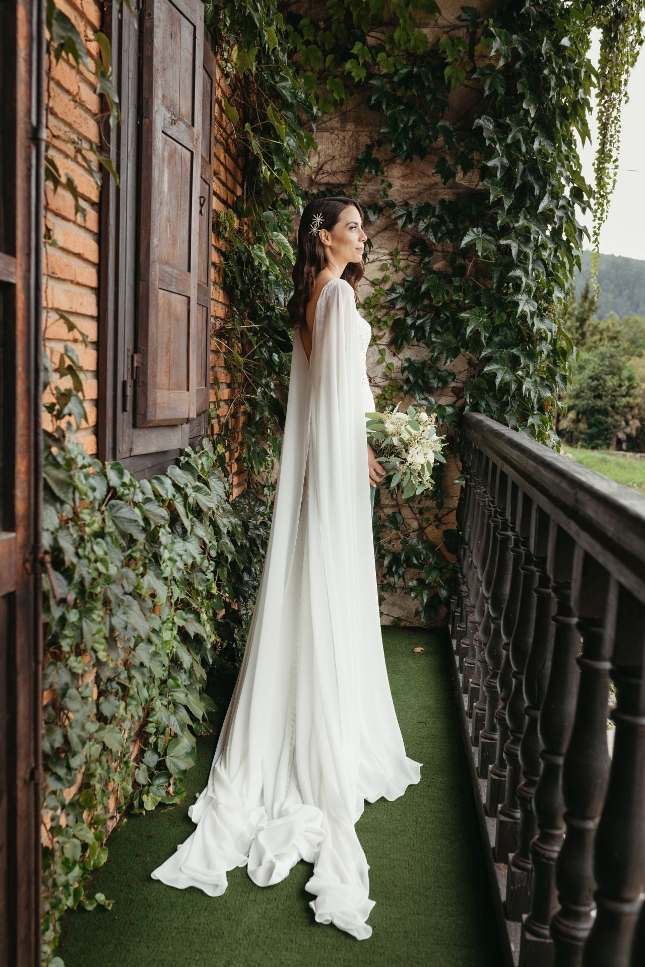 El 30 de agosto, Rut Fernández celebró su boda con Iván Gregores en la Finca San Juan de Castañeda. «La ceremonia estaba prevista al aire libre, pero finalmente tuvimos que realizarla bajo la carpa. La lluvia no impidió que fuera una ceremonia llena de emociones y significado para nosotros, que estuvimos acompañados de nuestros hijos y nuestros seres más queridos. El salón estuvo precioso, lleno de luces que crearon un momento mágico y único. Un día lleno de recuerdos que siempre llevaremos con nosotros».