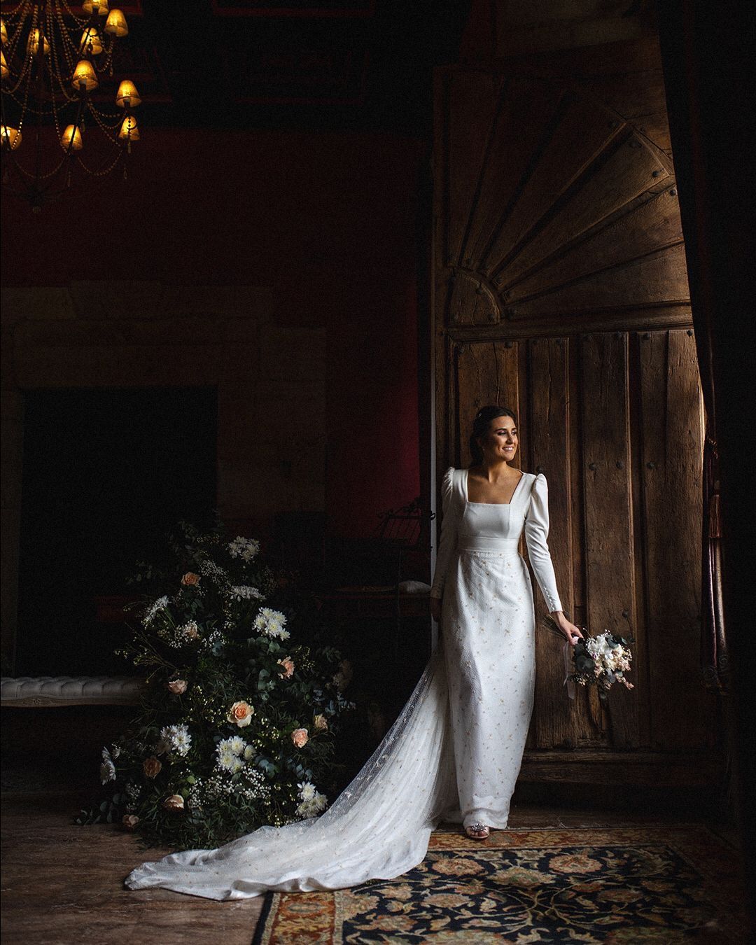 Ángela Ara y Jesús Fernández contrajeron matrimonio el 6 de abril, en el Palacio de Soñanes. La novia lució un espectacular diseño de Laura Sainz de Aja. Un vestido atemporal, clásico y elegante, pero al mismo tiempo romántico y con una opción más moderna para la fiesta.