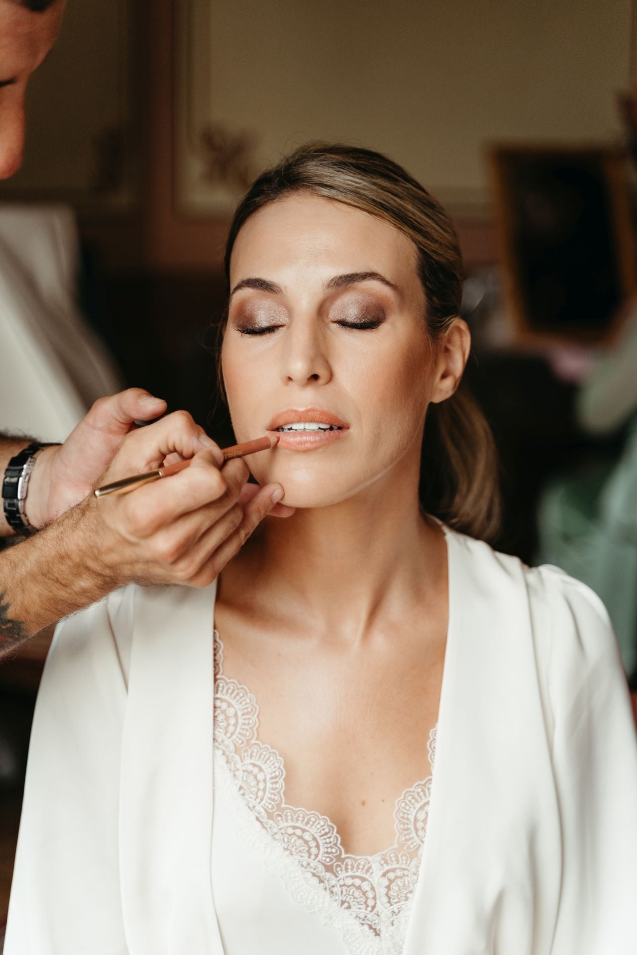 Marta Calle posa durante la sesión de maquillaje. La novia lució un rostro muy natural, fresco y luminoso, resaltando ojos y labios. 