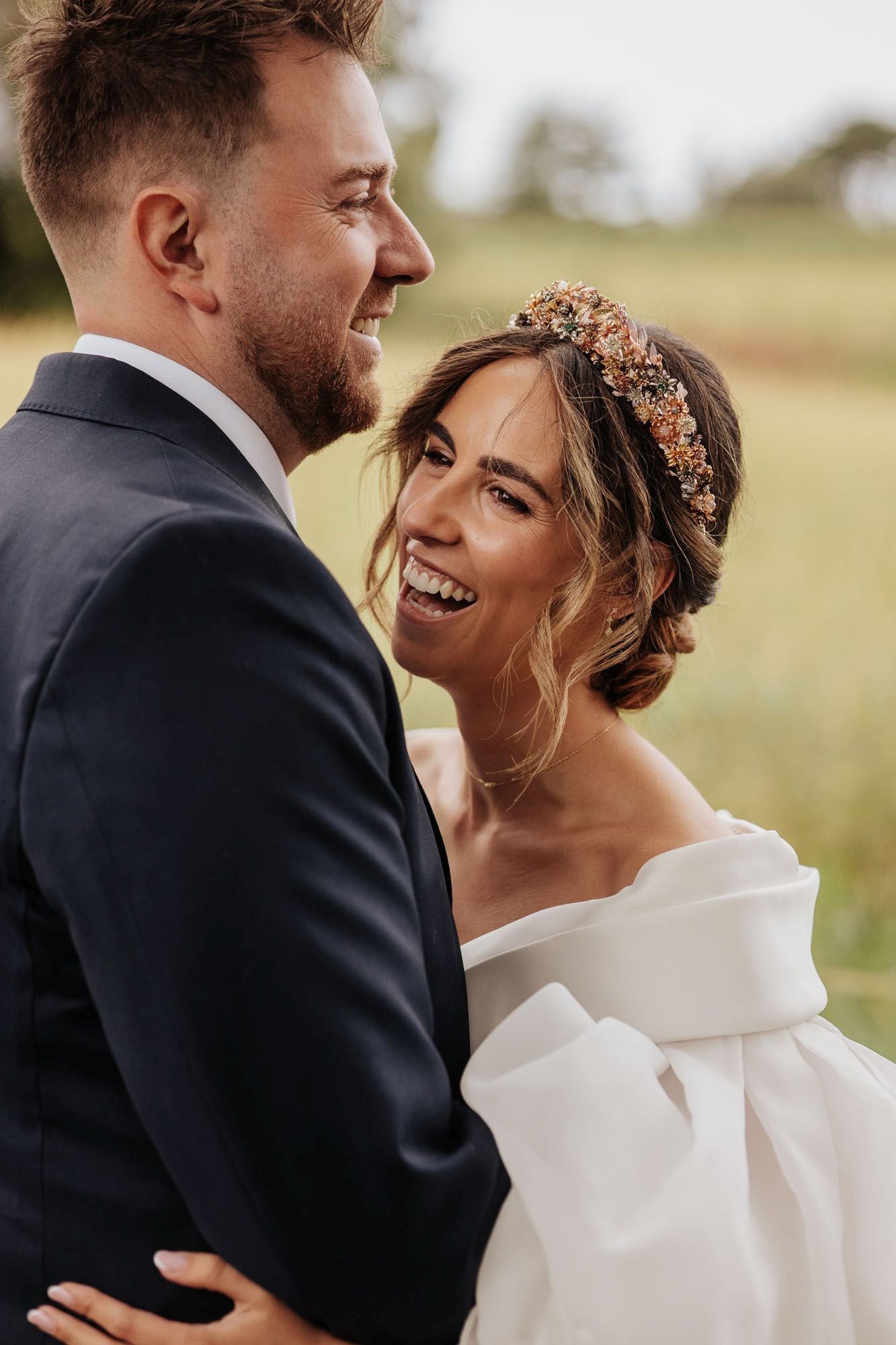 Eva Casanueva llevó una diadema con flores secas en tonos pastel, a juego del ramo. 