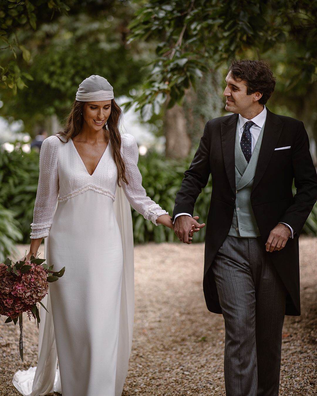 En su enlace con Sandra Pelayo, Ignacio Vallejo vistió elegante chaqué negro y gris con chaleco confeccionado en lino, en tono verde agua y con doble botonadura. 