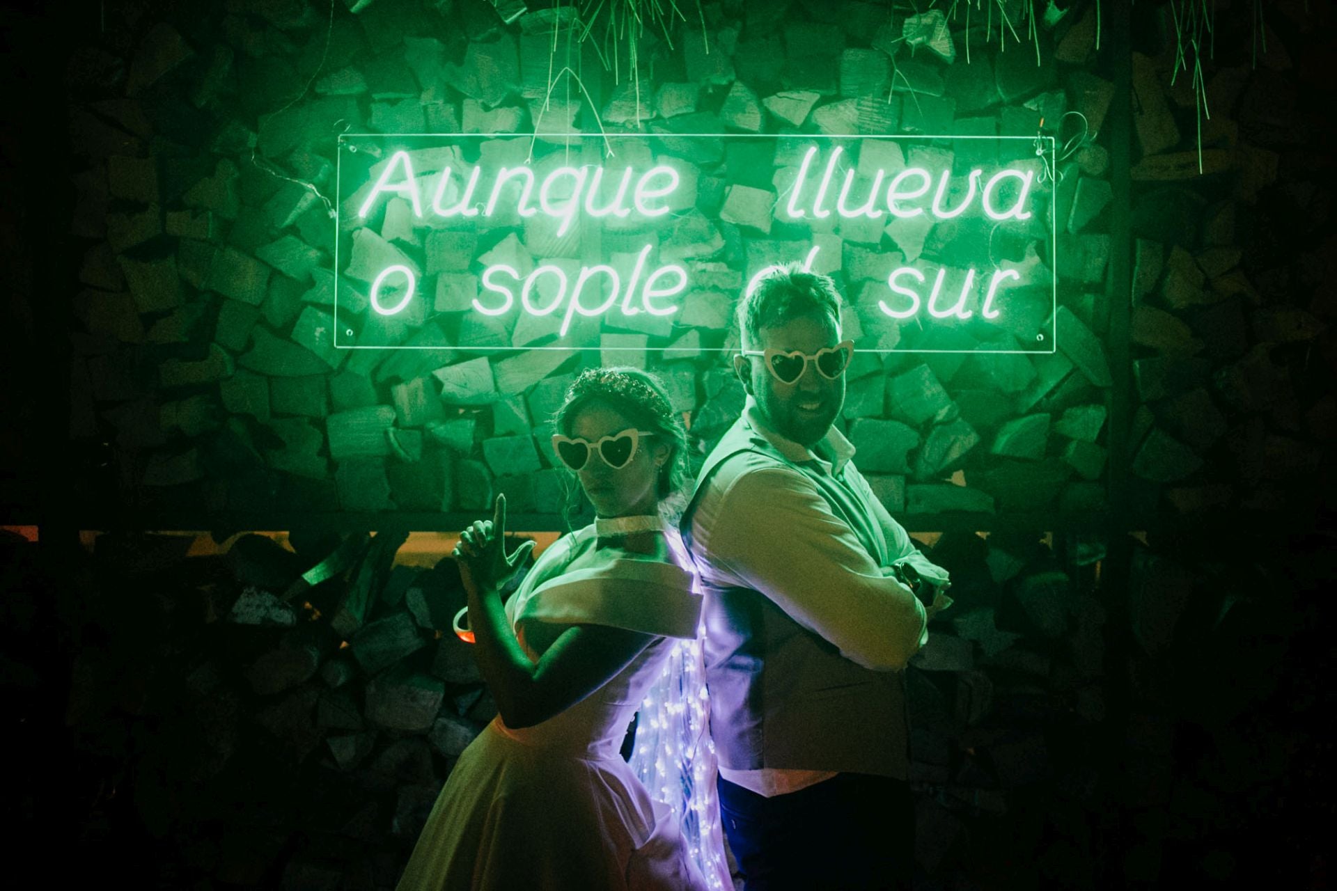 En la boda de Fernando Pellón y Eva Casanueva estuvo muy presente la afición racinguista. «Durante la fiesta los invitados pudieron hacerse fotos bajo la frase 'Aunque llueva o sople el sur'».