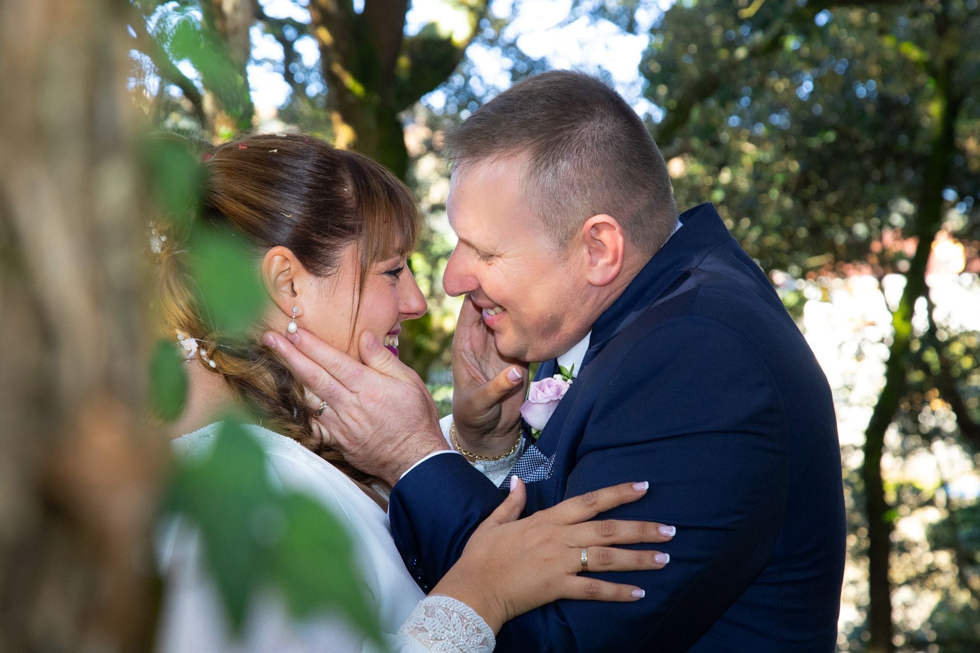 Bogdan Chiritoiu (Rumanía) y Oihana Lázaro sellaron su amor el 9 de noviembre en el Hotel Olimpo de Isla, aunque primero celebraron una ceremonia ortodoxa en Santander. «Tenemos muchos rituales diferentes a las bodas católicas, pero lo más divertido fue que durante la fiesta, mis amigos escondieron a Oihana, llevándola a la playa y me dieron su zapato como prueba. Como rescate me pidieron una botella de bourbon y 50 euros, aunque yo hubiese pagado mucho más por ella».