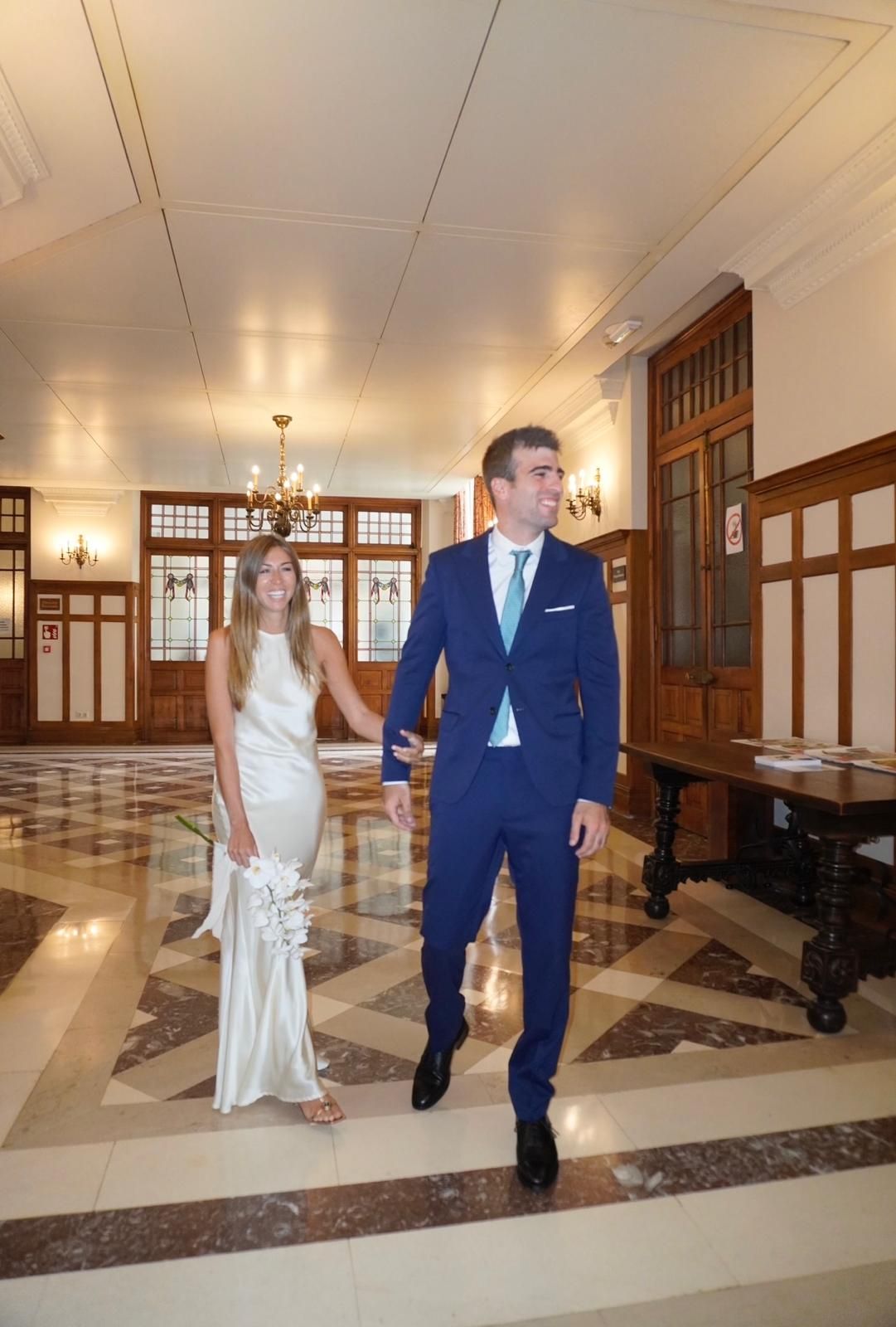 Alicia Amor y Alberto Abascal celebraron su enlace el 31 de agosto en el Palacio de La Magdalena, dos horas más tarde de lo previsto. «A mi madre se le estropeó el coche y después se perdió fruto de los nervios. El banquete lo celebramos en el Castillo de los Locos, ya que perteneció originariamente al tatarabuelo de Alberto».