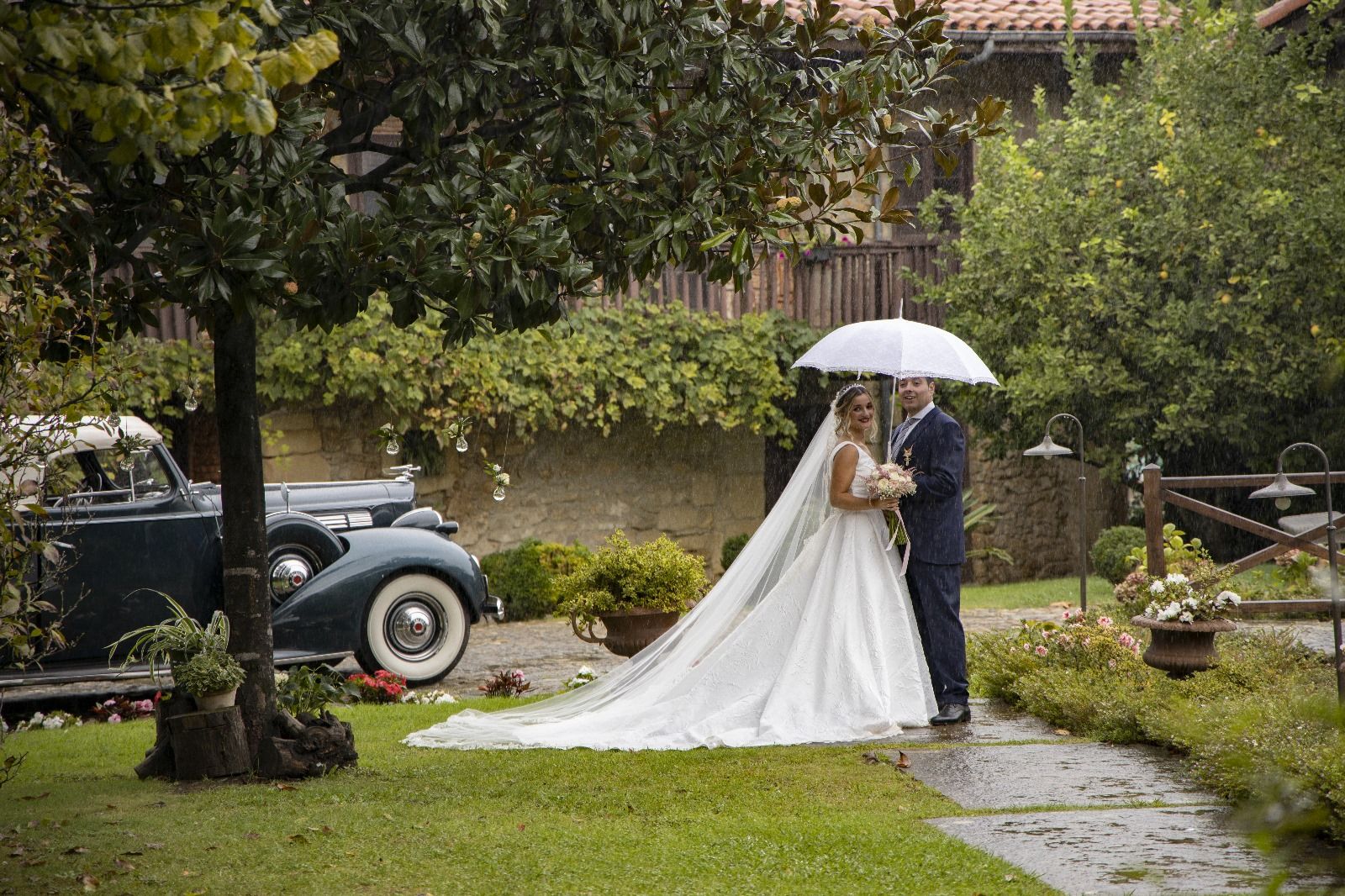 Elba Preciado y Pedro Calatayud sellaron su amor el 14 de octubre de 2023 en los Jardines de Viares, Suances. «Llovió muchísimo y la mayoría de los invitados llegaron tarde al convite porque hubo un accidente en la autovía... Tuvimos que dar una vuelta hasta Tagle para hacer tiempo».