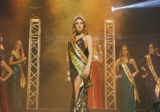 Valeria Olivares terminó la gala con la banda de Miss Grand Cantabria y con la que le otorgó Ofelia Casanueva, uno de los patrocinadores.