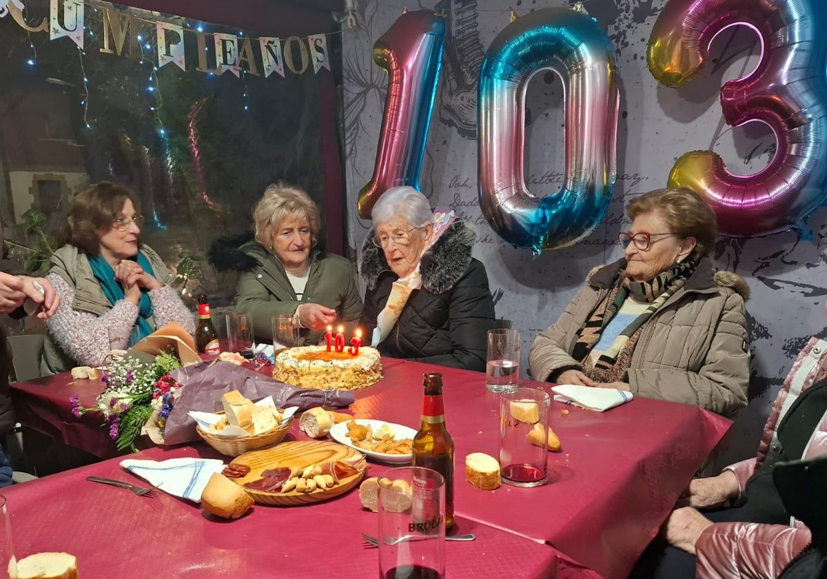 Elena Viadero celebrando sus 103 años.