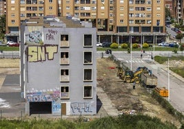 El 'edificio de los albaneses', en Nueva Montaña, saldrá a final de mes a subasta.