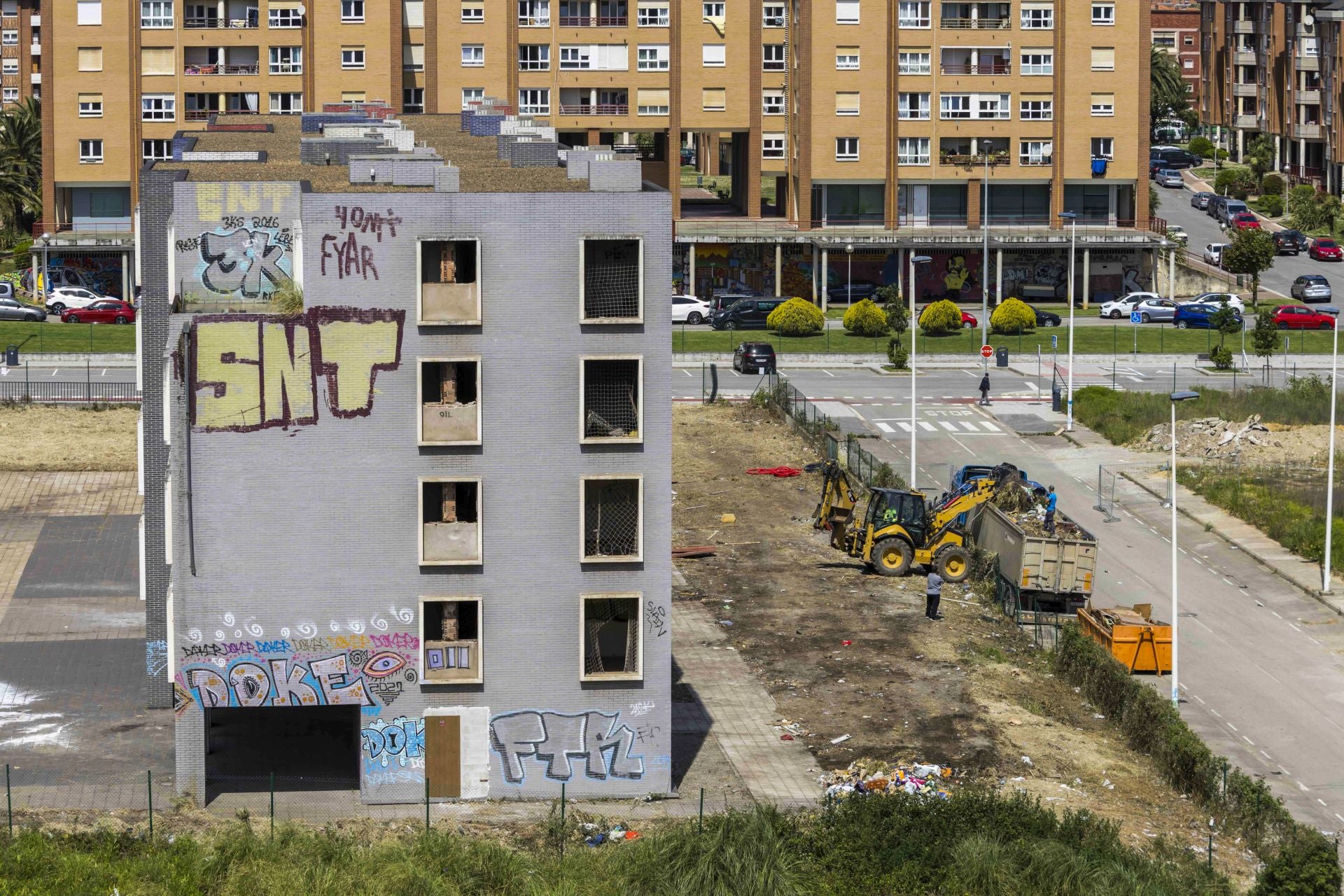 El 'edificio de los albaneses', en Nueva Montaña, saldrá a final de mes a subasta.