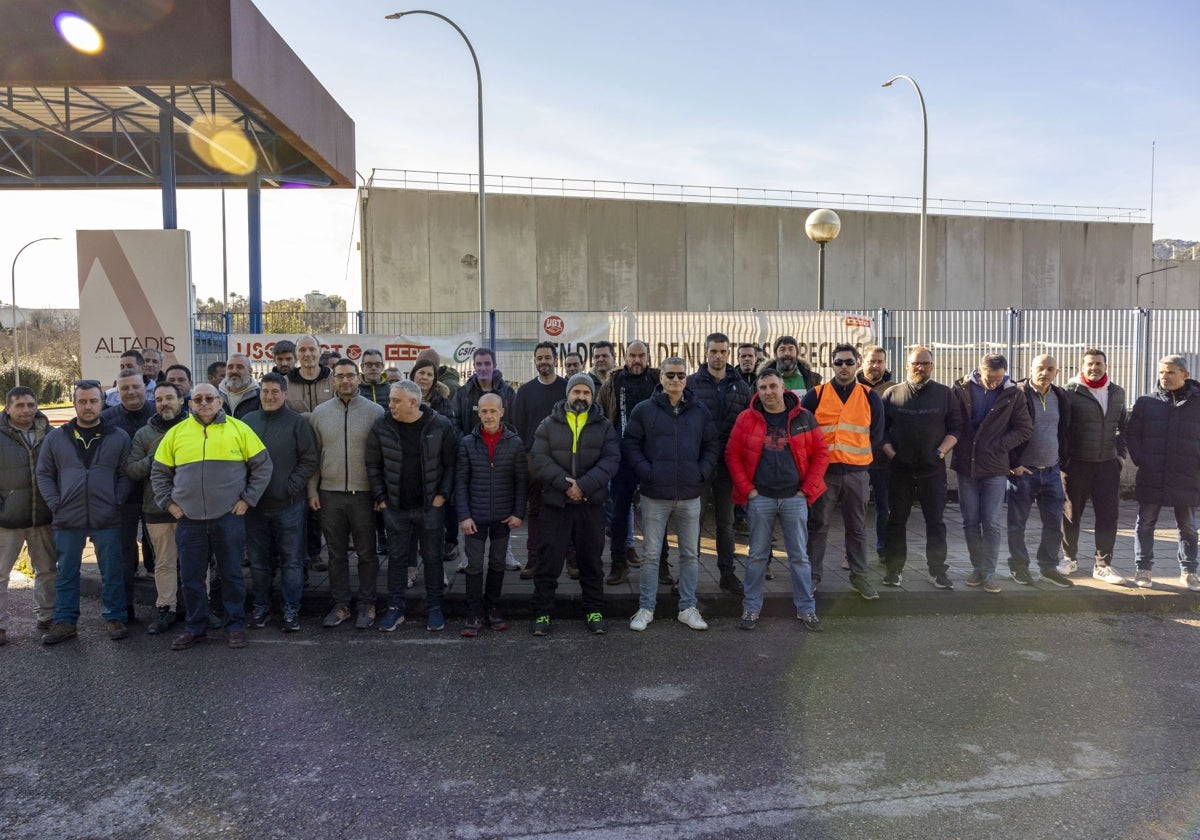 Trabajadores que secundaron la huelga en la concentración que tuvo lugar este lunes en la portería de la fábrica.