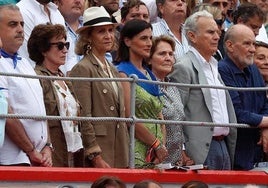 La infanta Elena, con la alcaldesa de Santander, el pasado 25 de julio en Cuatro Caminos en la corrida de Cayetano, Roca Rey y Juan Ortega.