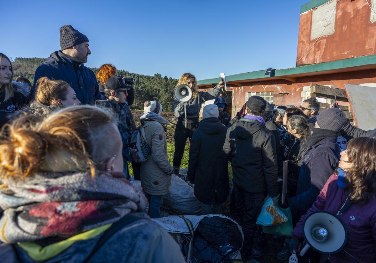 Patricia López, del refugio La Manada, el día en que el Seprona trató de llevarse las vacas.