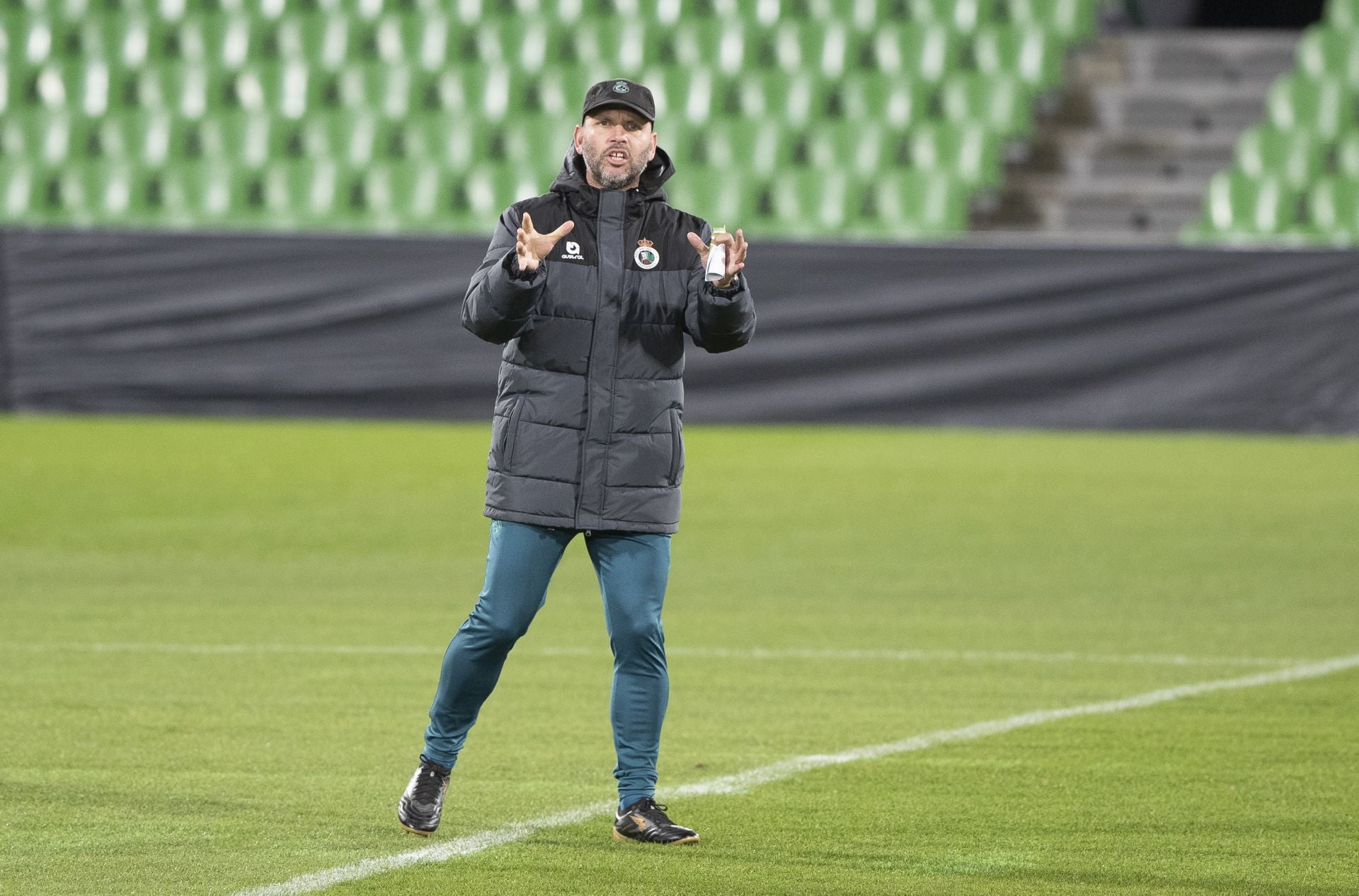 José Alberto López imparte instrucciones en los Campos de Sport.