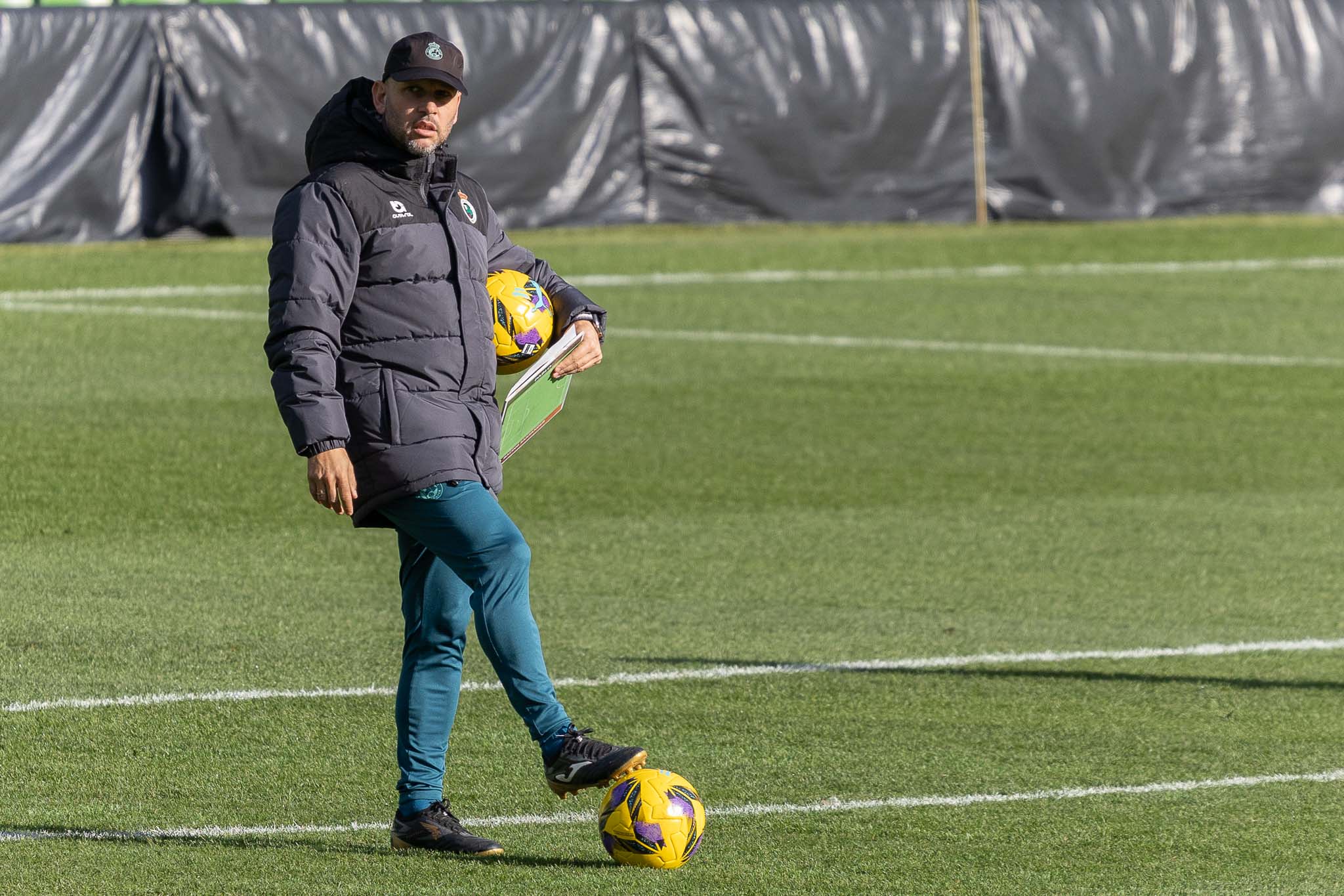 José Alberto López observa el trabajo.