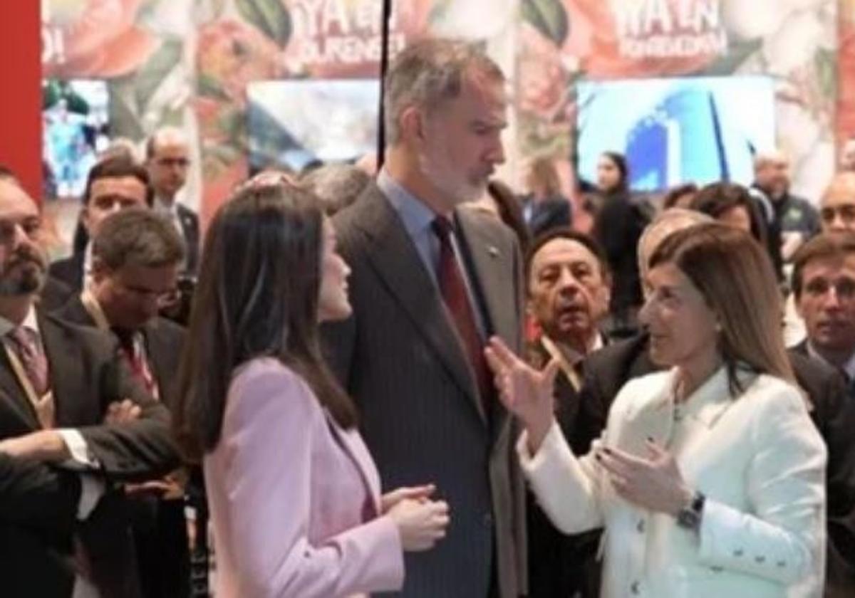 Don Felipe y Doña Letizia fueron recibidos por la presidenta regional, María José Sáenz de Buruaga, en el estand Cantabria.