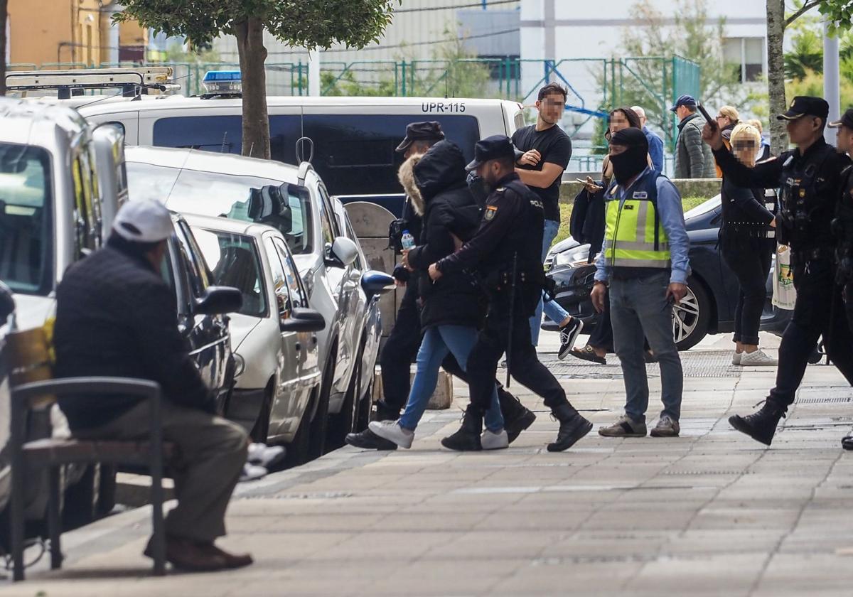 La Policía Nacional conduce a un hombre detenido en pleno centro de Santander.