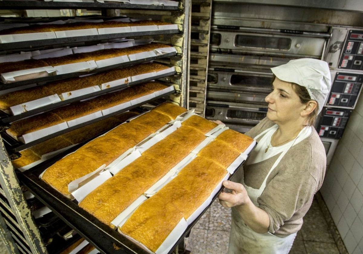 Una productora de sobaos durante la elaboración.