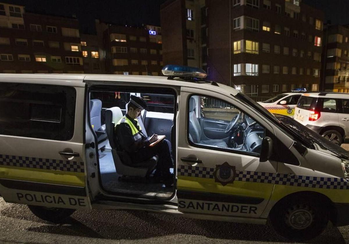 Un policía durante un control nocturno en Santander.