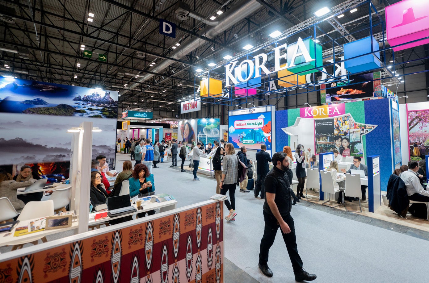 Los primeros visitantes en el estand de Corea.