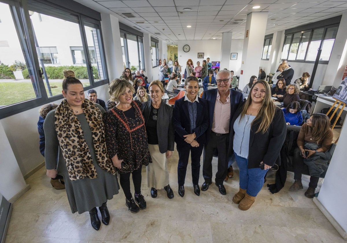 De izquierda a derecha, María Allegue, Altamira Moneo, María Luisa Peón, Zulema Gancedo, Eduardo Rubalcaba y Cristina García.