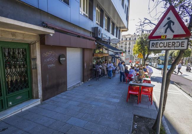 La agresión se produjo en la acera de acceso a la sala.