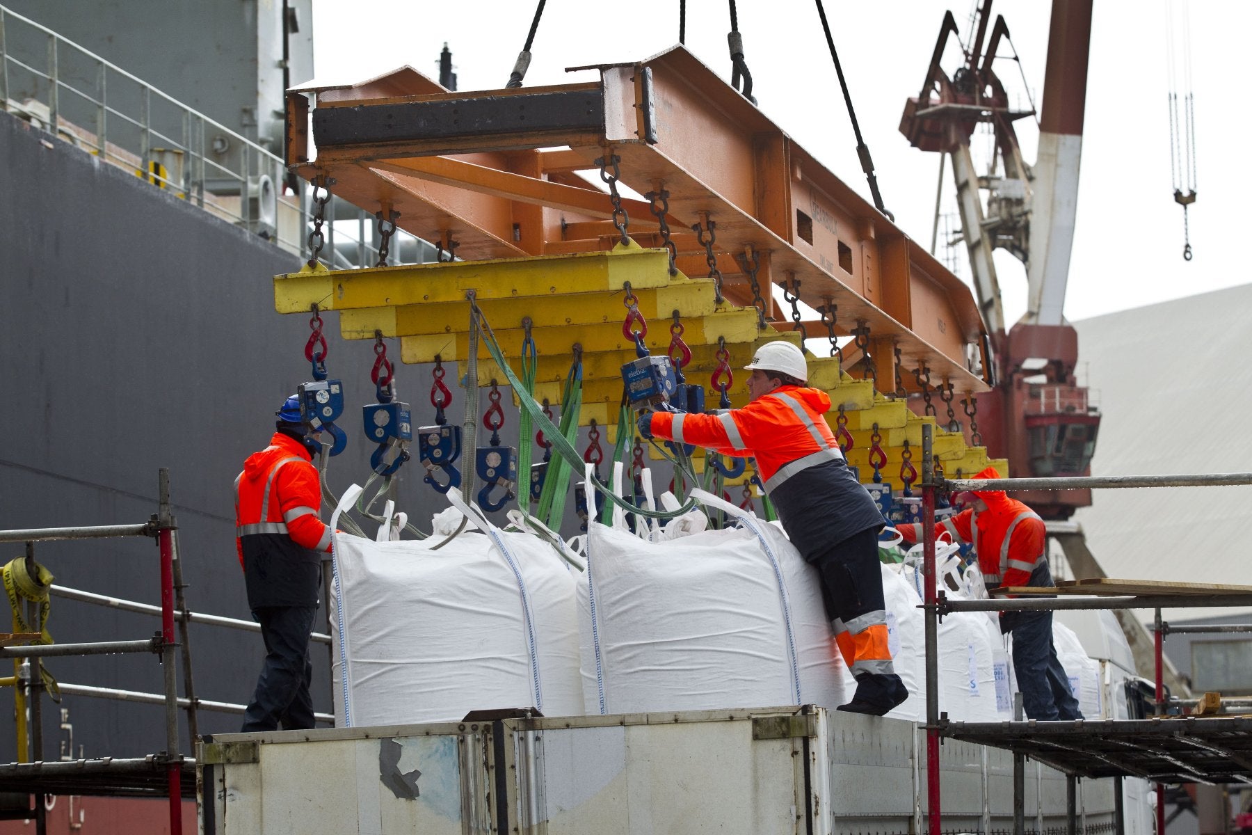 Operarios en el puerto de Santander.