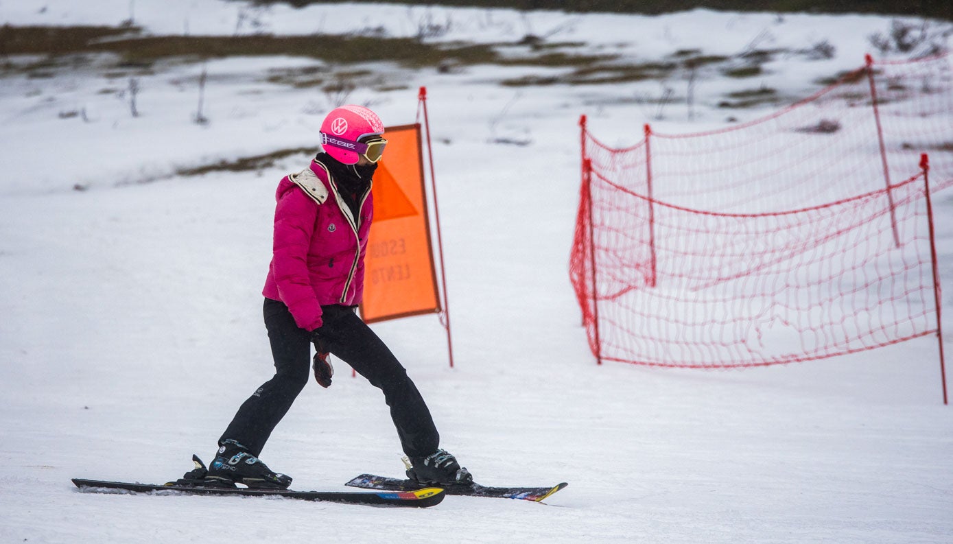 En la parte inferior de Alto Campoo los cañones de nieve han logrado cubrir una mínima parte de las pistas