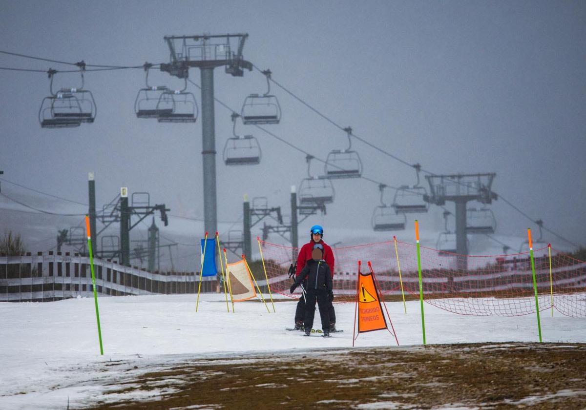 Algunos esquiadores intentan sortear las dificultades que genera la escasez de nieve en Alto Campoo.