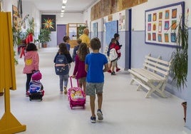 Un grupo de niños en su primer día de clase en un centro público de Santander.