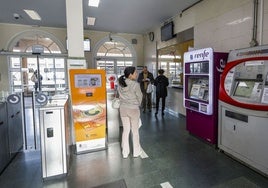 Usuarios del Cercanías hacían cola durante la mañana de este jueves en Torrelavega para resolver las dudas al quitarse los descuentos.