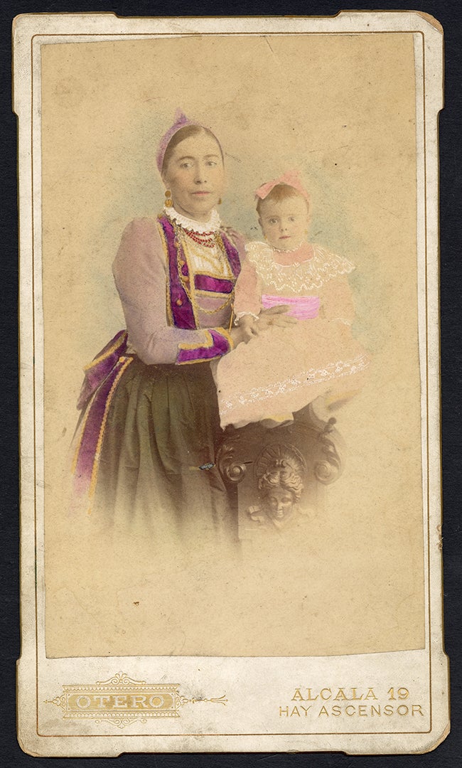 E. Otero. Retrato de ama de cría con niña. Positivo a la albúmina iluminado. 1892-1899