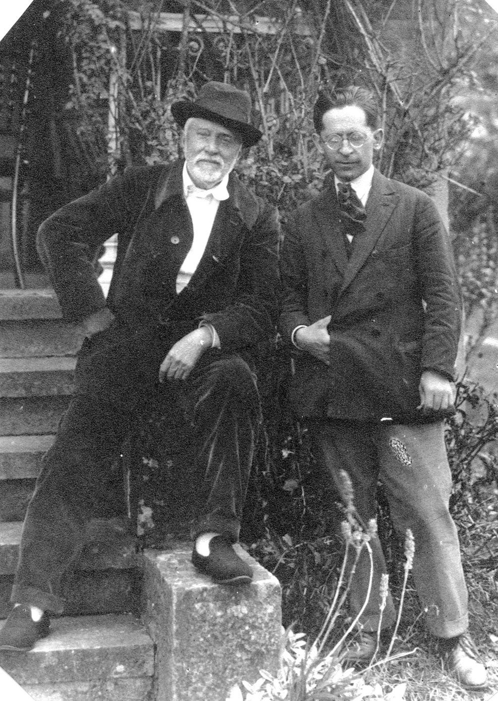 Enrique Diego-Madrazo con el periodista Luciano Malumbres Francés, presidente del Ateneo Popular, en 1925.