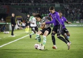 Marco Sangalli, del Racing, protege la pelota ante un futbolista del Córdoba en el partido que se disputó en El Sardinero.