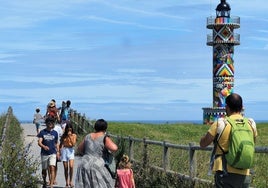 El Faro de Ajo, pintado por Okuda.