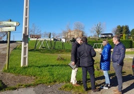 Se va asfaltar una parcela verde en Hornedo para aparcamiento.