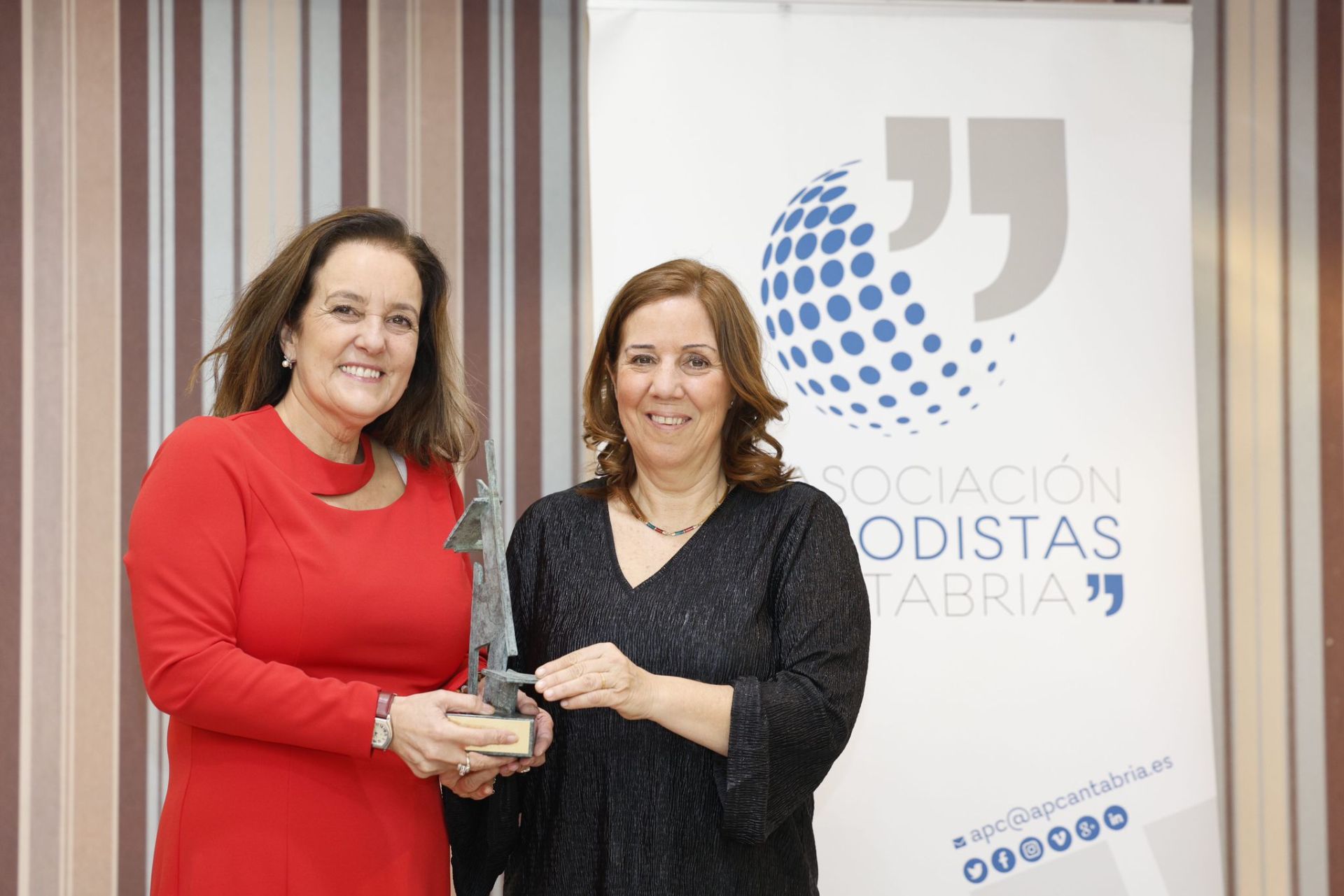 La reconocida con el premio Estrañi, Asun Gómez Bueno, junto a la presidenta de la Asociación de Periodistas de Cantabria, Lola Gallardo.