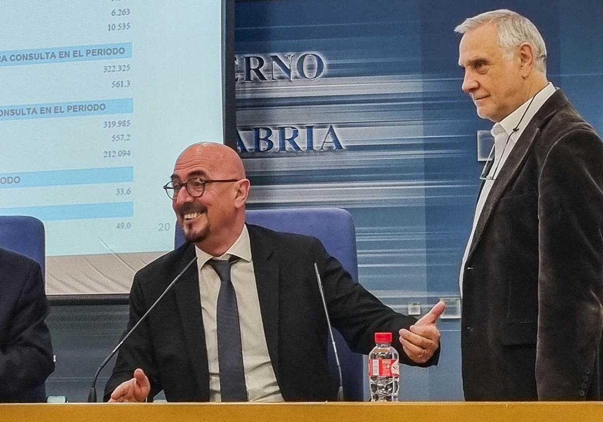 El consejero César Pascual, junto a Miguel Ángel Soria, al término de una rueda de prensa.