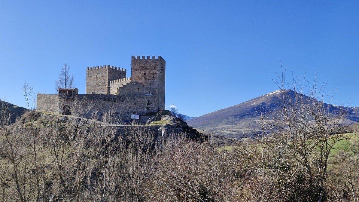 El castillo de Argüeso aparece ya en el tramo final de la ruta.