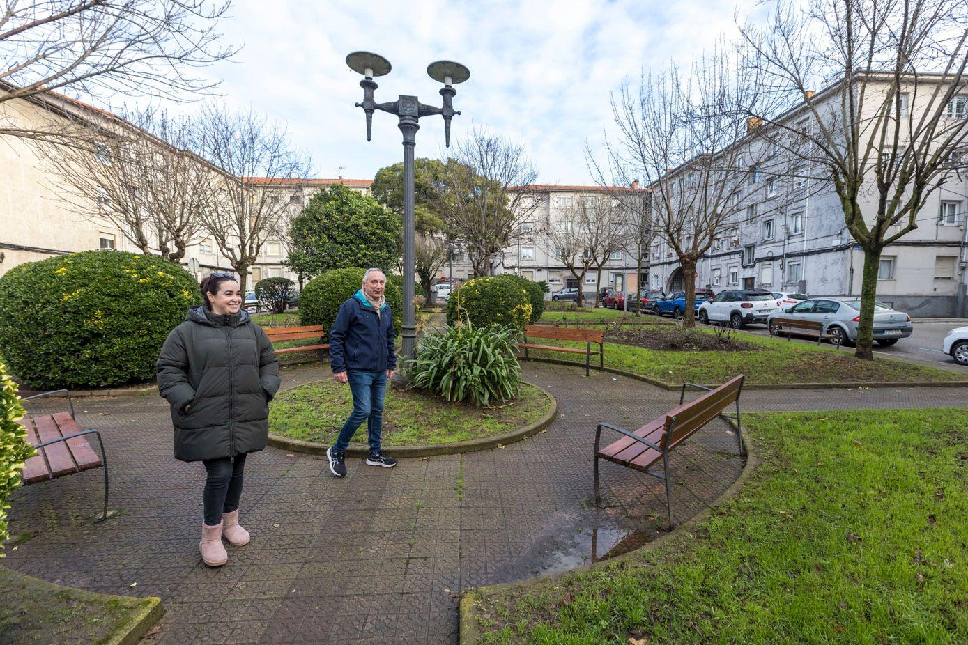 Eloy Rebollar, presidente de la Asociación de Vecinos, junto a Aída Soroa, en la plaza del barrio, que será rehabilitada.