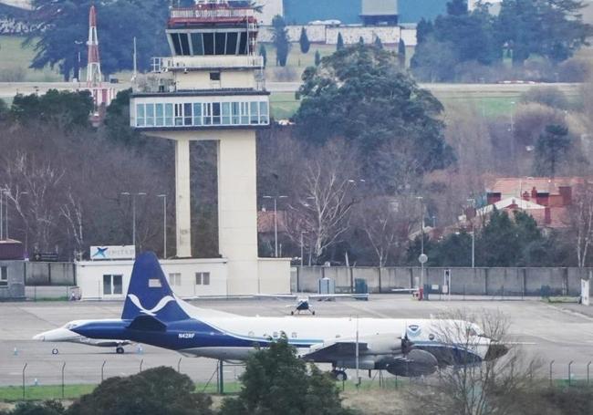 El avión cazahuracanes, en la antigua terminal de Sondika.