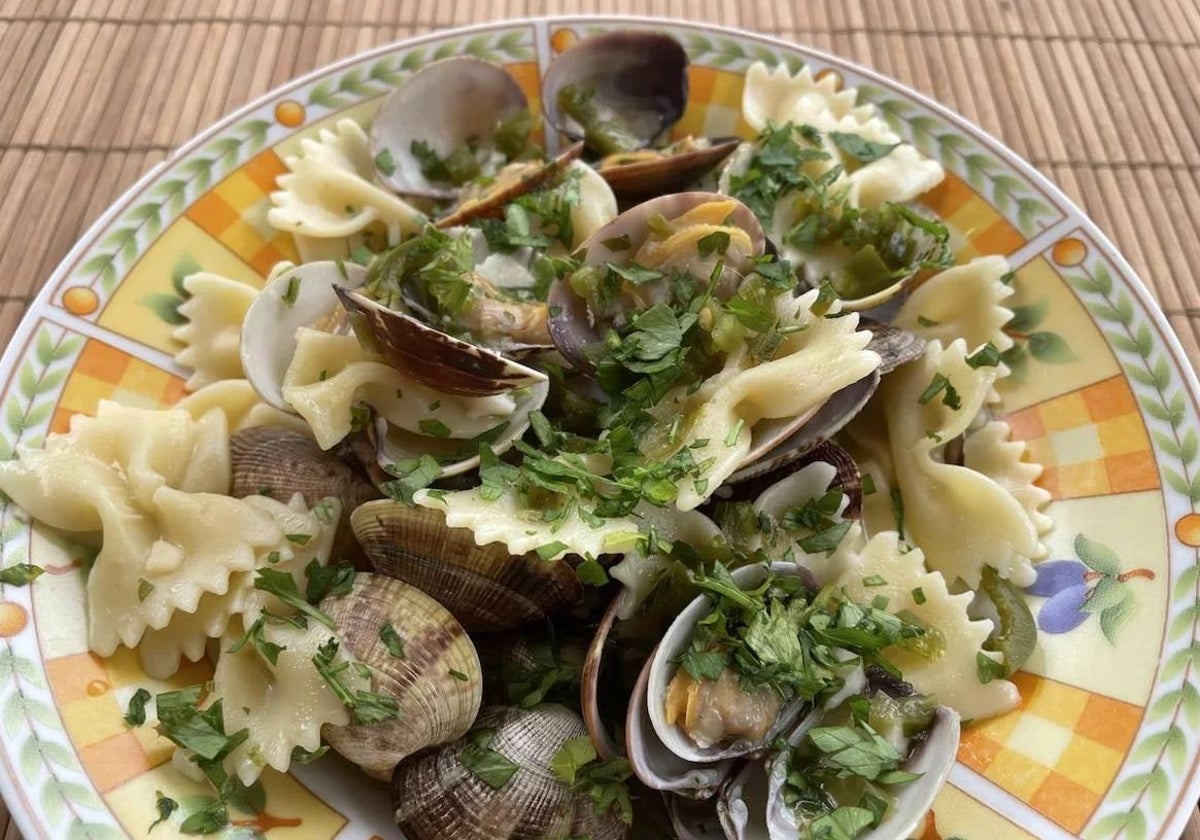 Lacitos de pasta con almejas.