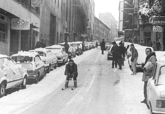 Esta es una de las imágenes más simbólicas de la nevada de Santander de 1985, en la que un esquiador baja por la calle Guevara.