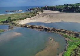 El dique que atraviesa la ría de la Rabia en la marisma de Zapedo de Oyambre y que será retirado en su totalidad.